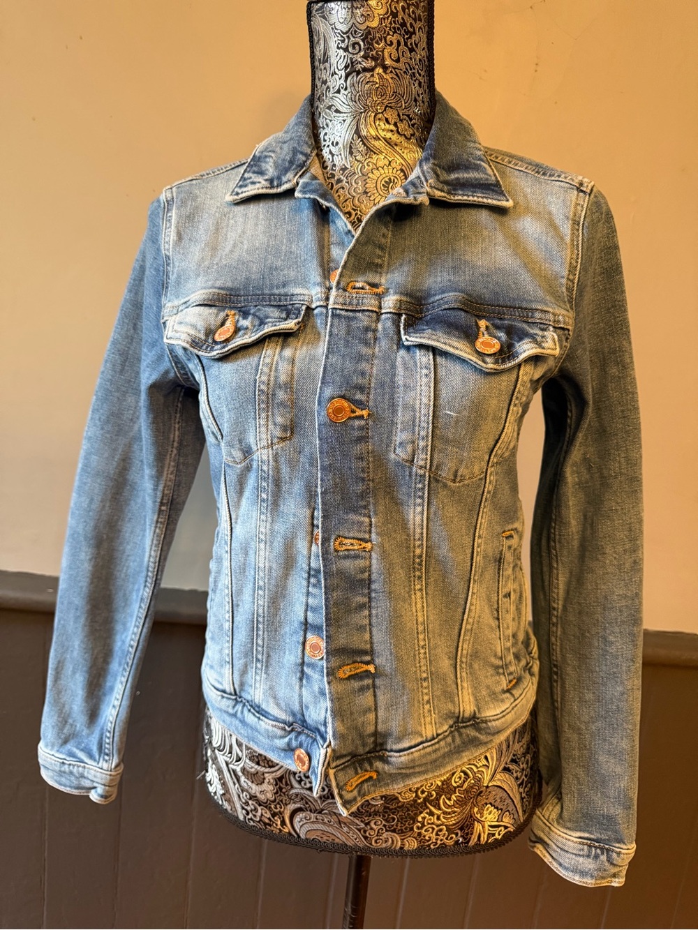 H&M Light Wash Blue Denim Jacket - Classic Button-Front